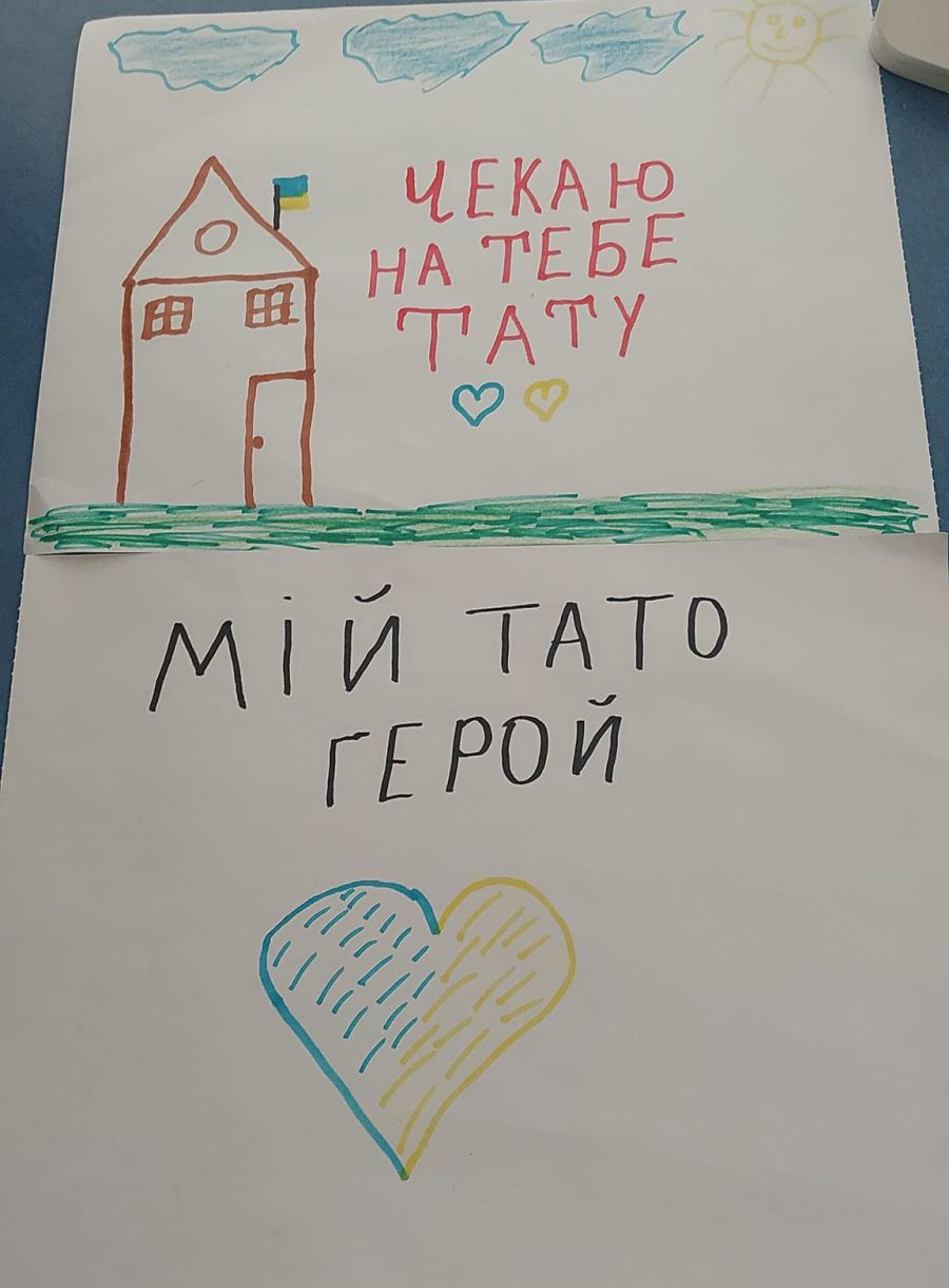 Соломійка намалювала малюнок для батька — воїна ЗСУ