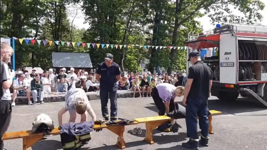 Також працівники ДСНС ознайомили дітей з професією рятувальника. 