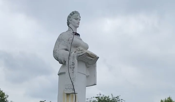 Цей пам’ятник встановили в селі приблизно тоді, коли там з’явився колгосп.