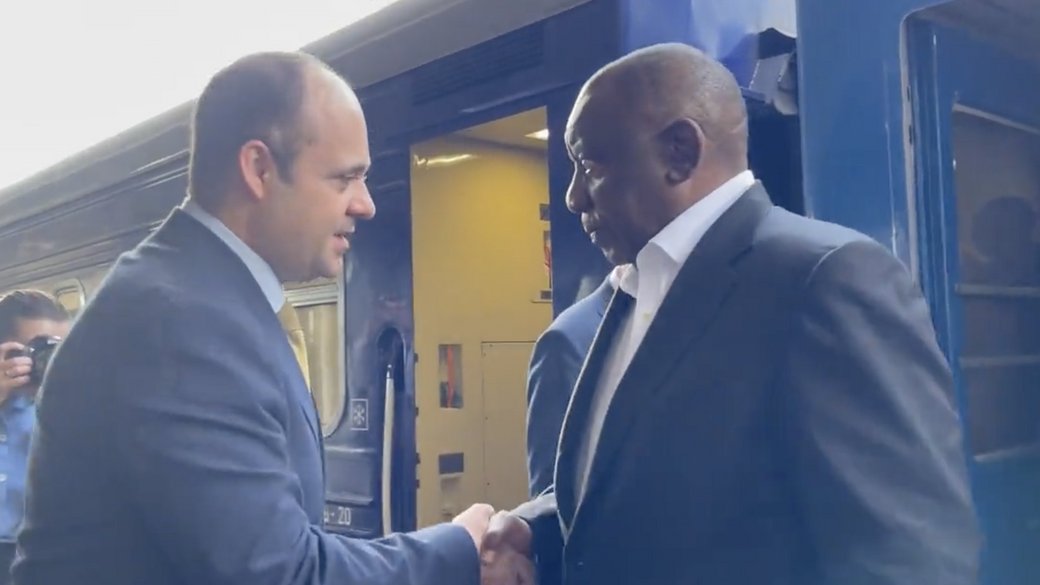 Охорона й журналісти змушені були і далі залишатися у Варшаві