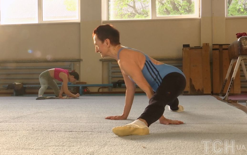 Жінка займається фітнесом двічі на тиждень.