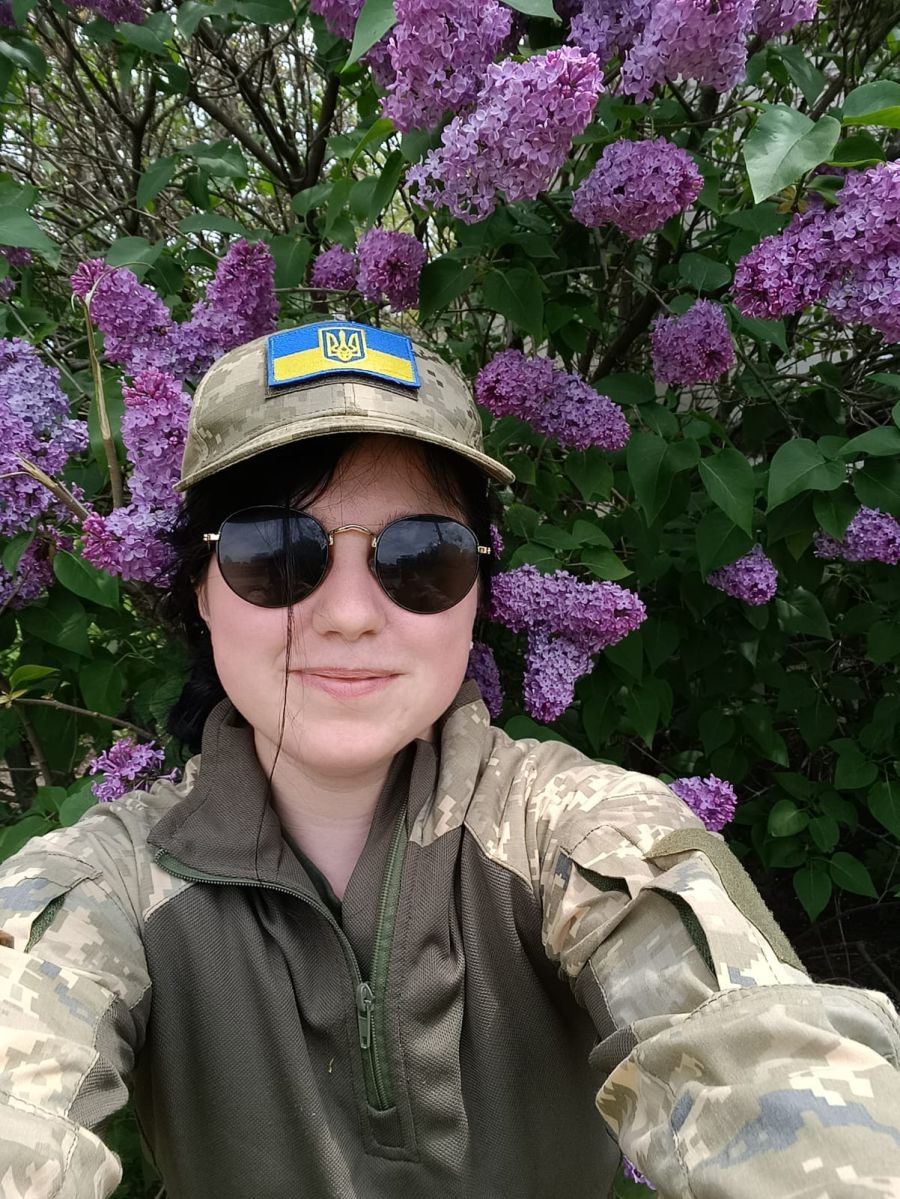 Певний час «Маруся» виконувала обов’язки у службі поштового зв’язку, але завжди хотіла піти у бойовий підрозділ.