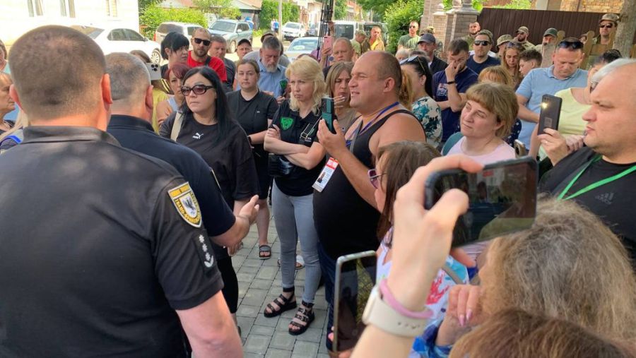 Жінці вдалося вирватися. Під час боротьби чоловік завдав їй удар предметом.