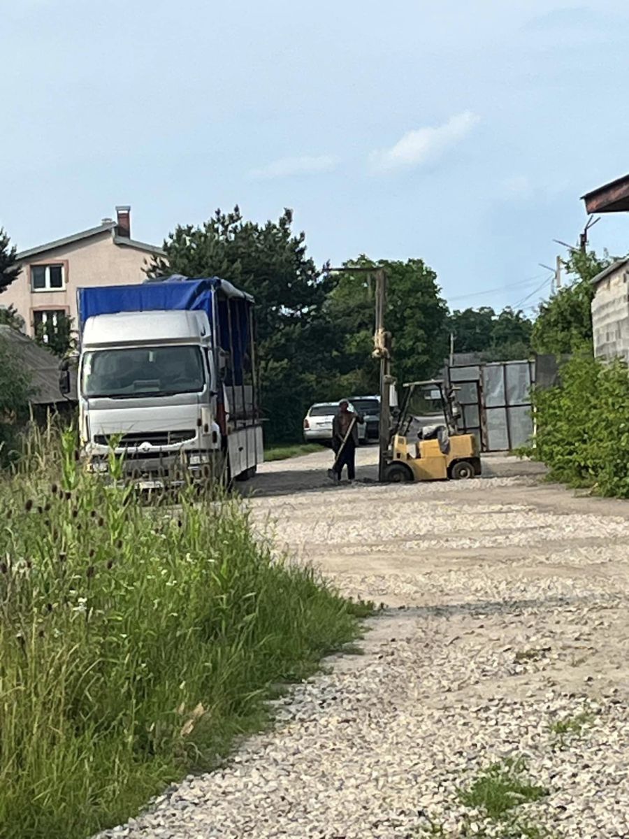 Калушани просять заасфальтувати відрізок дороги.