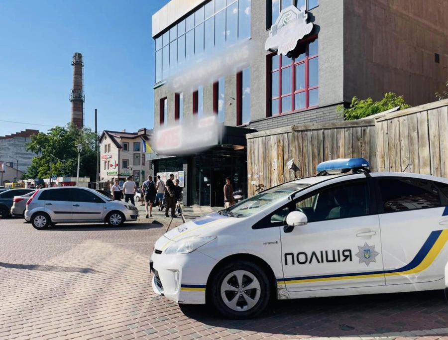 Невідомий стрілок цілився через вікно