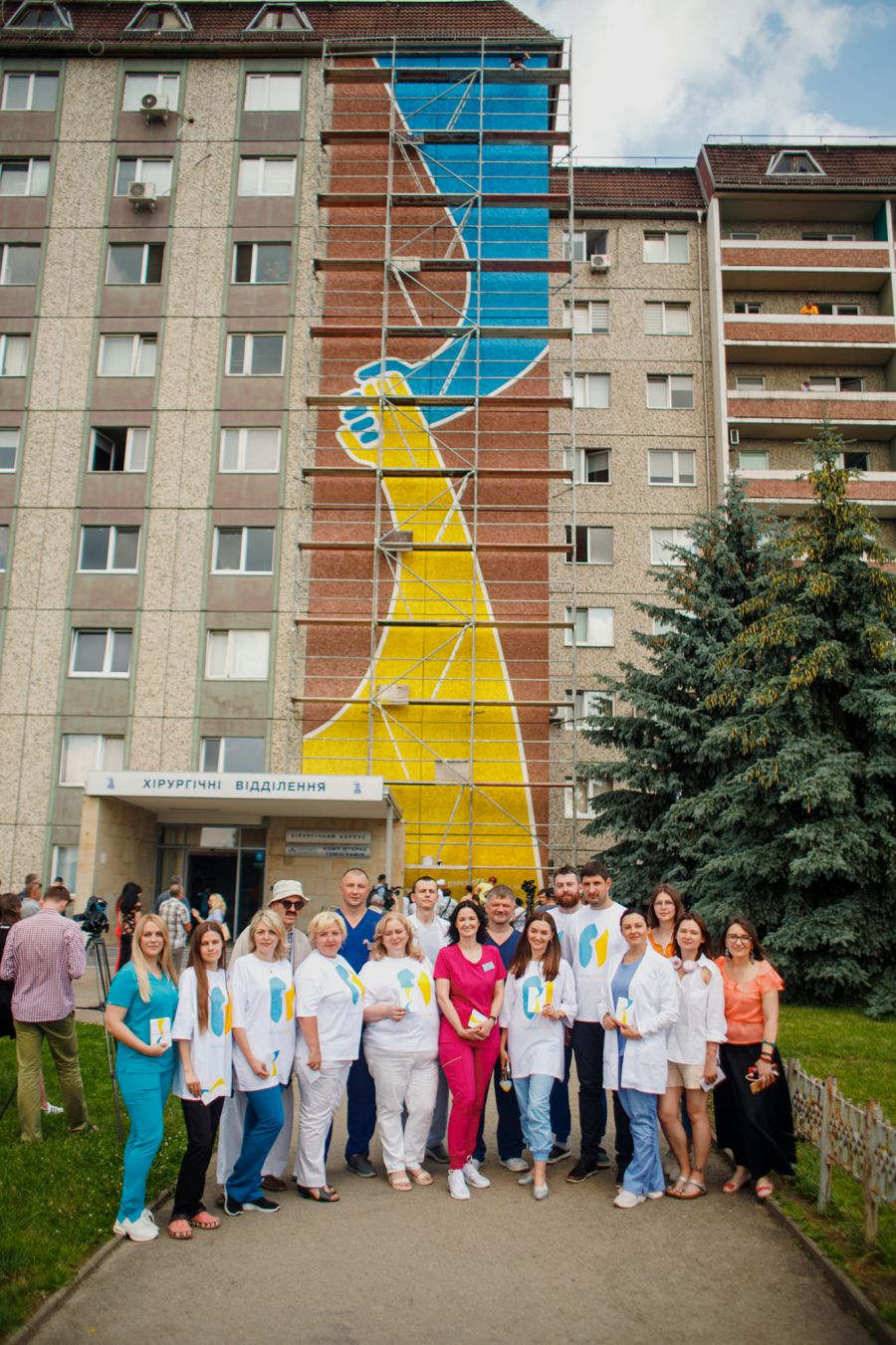 Мурал покращує вигляд фасаду.