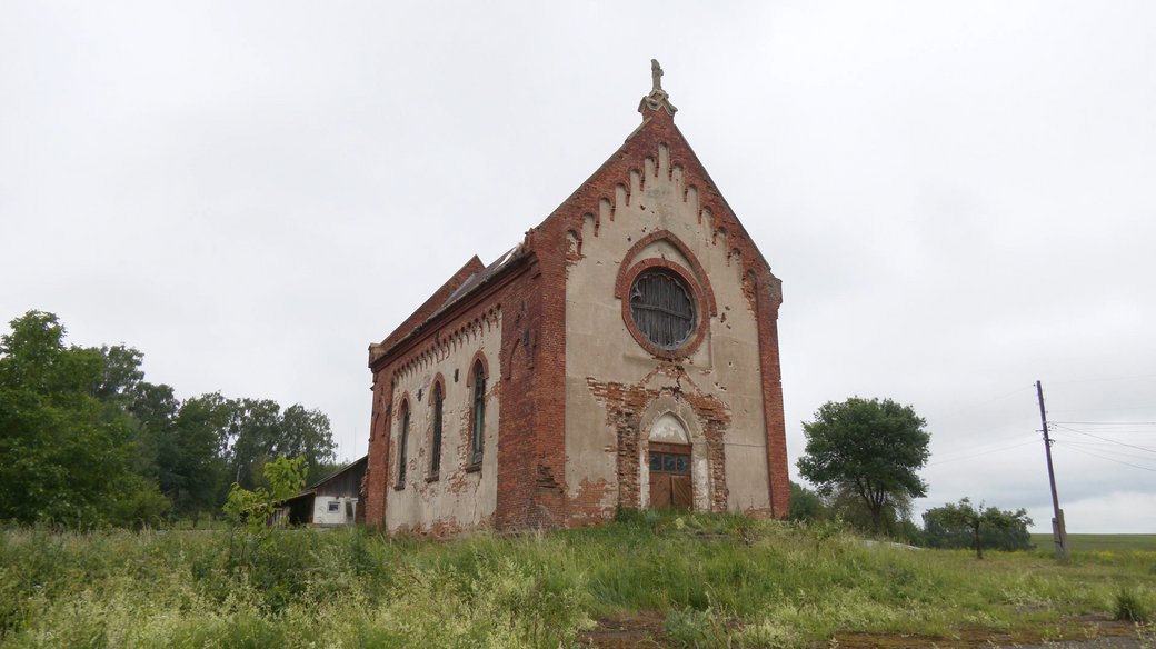 Меценатові належить ферма неподалік костелу.
