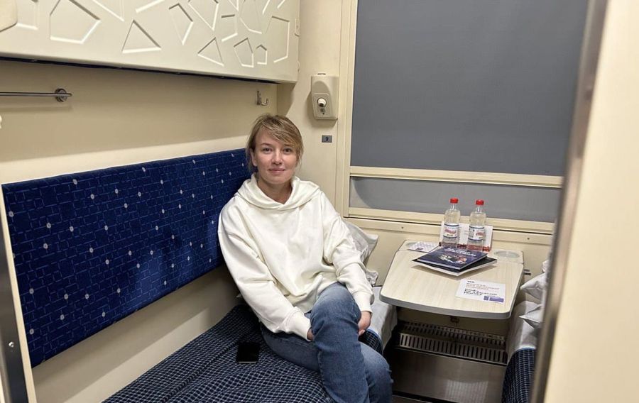 Ілюстроване фото. Це жіночі купе, а не вагони, тому немає нічого дивного, що до вагона заходять чоловіки