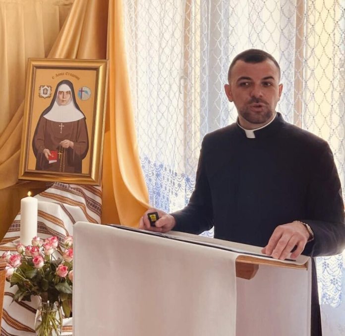 Отець Микола закоханий у своє дітище, захоплено і цікаво може розповідати про кожен експонат.