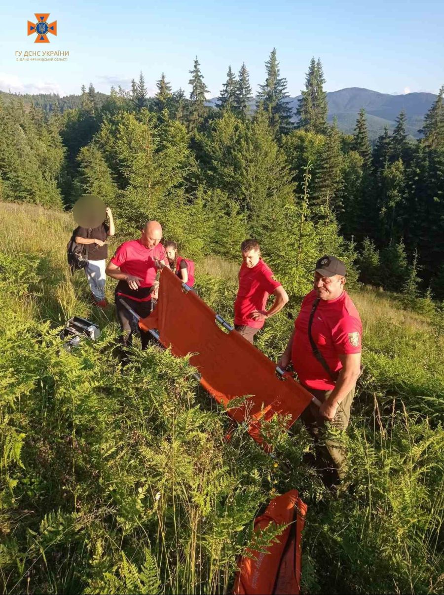 Вирушаючи до лісу, краще взувати високе, щільне взуття, котре змія не прокусить