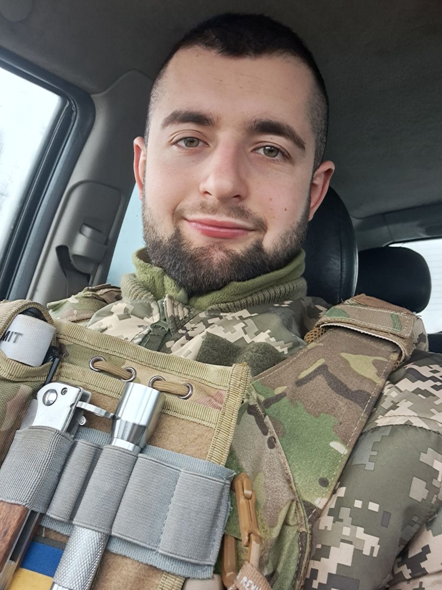 Раніше працював барменом у ресторані, але йому більше до душі готувати їсти.