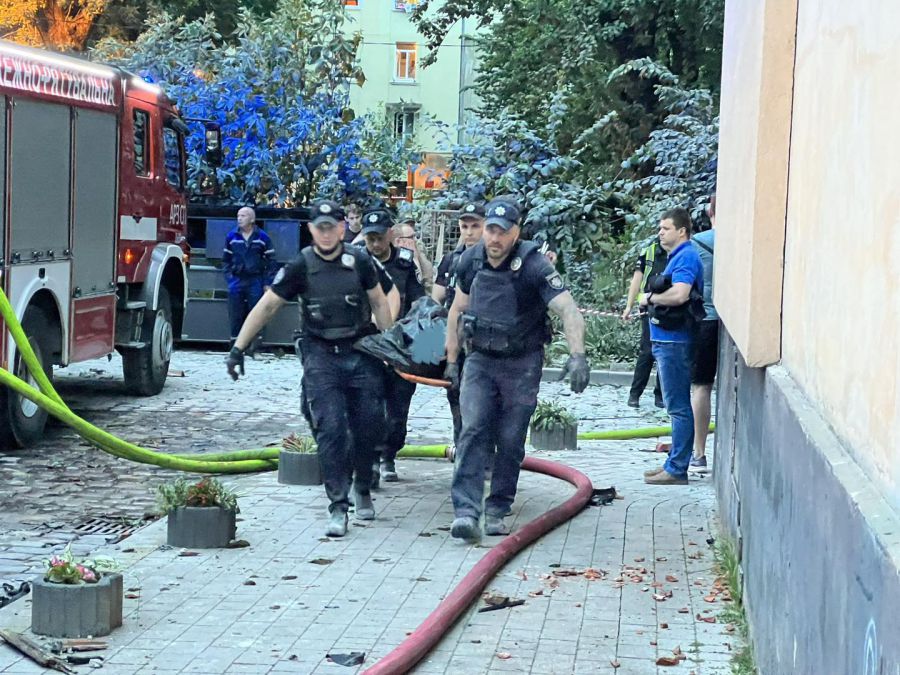 З-під завалів витягнули тіла трьох людей і виглядає, що будуть ще загиблі, — йдеться в повідомленні