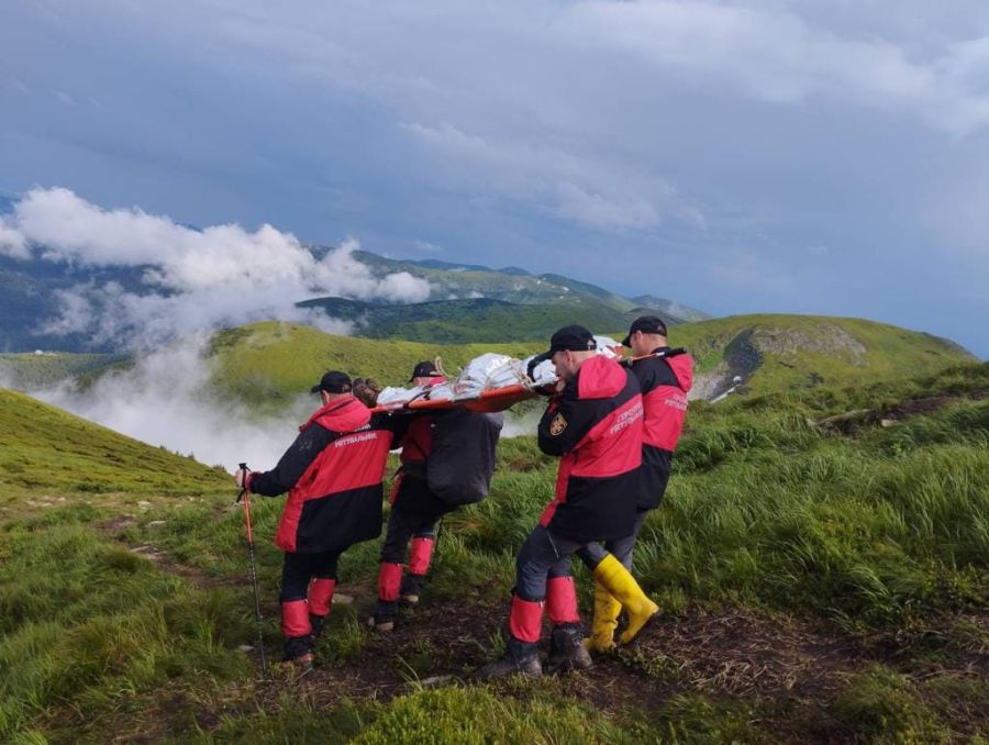 Загиблих рятувальники транспортують до поста Заросляк