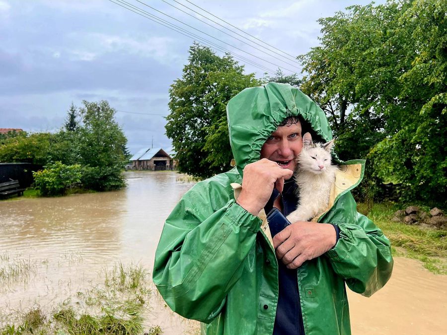 Коли прийшла велика вода, рятувальники допомагали евакуйовувати людей. Фото: ДСНС