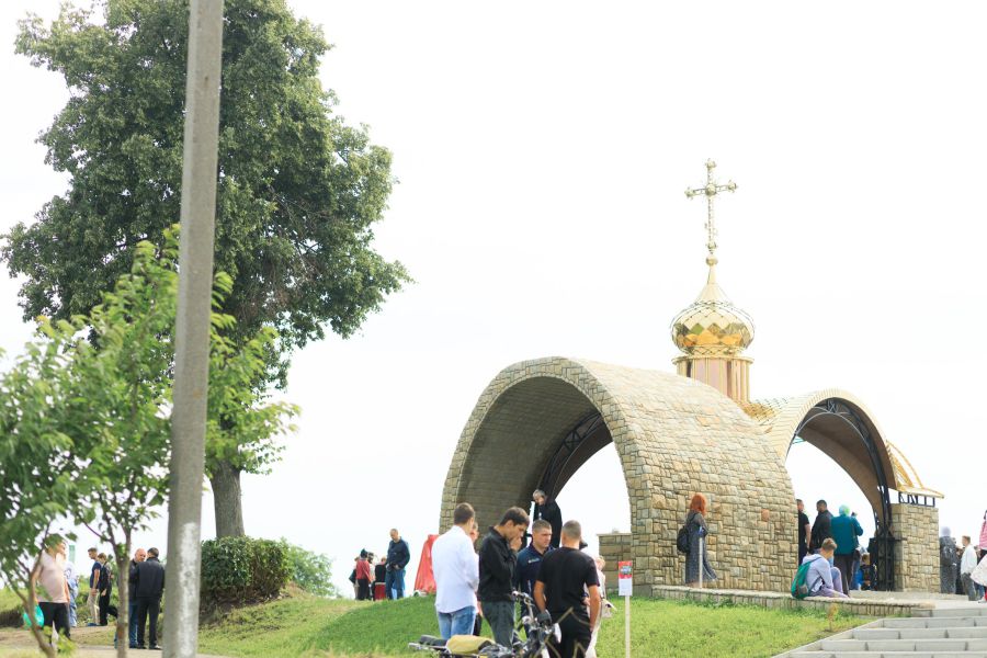 Це місце завжди було велелюдним, навіть у часи, коли відвідувати капличку було суворо заборонено