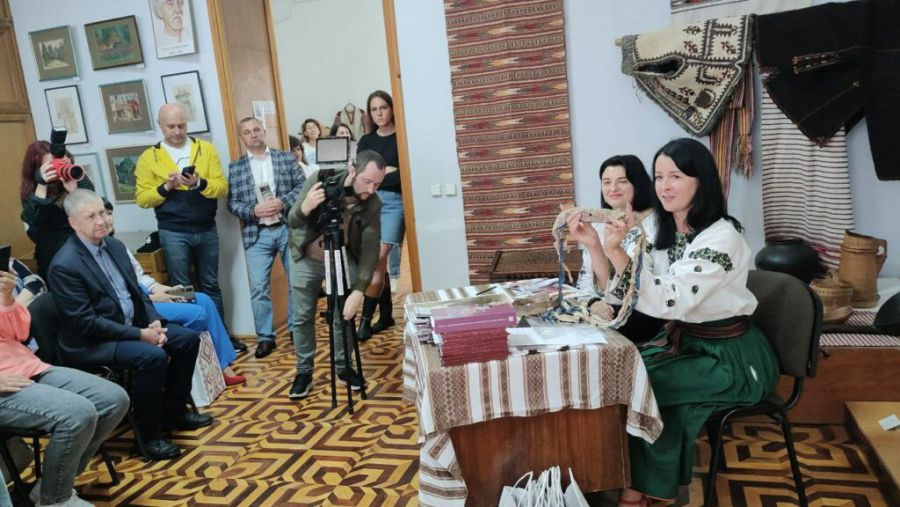 Відвідувачі мали можливість спробувати відчути світ так, як щодня незряча людина його проживає.