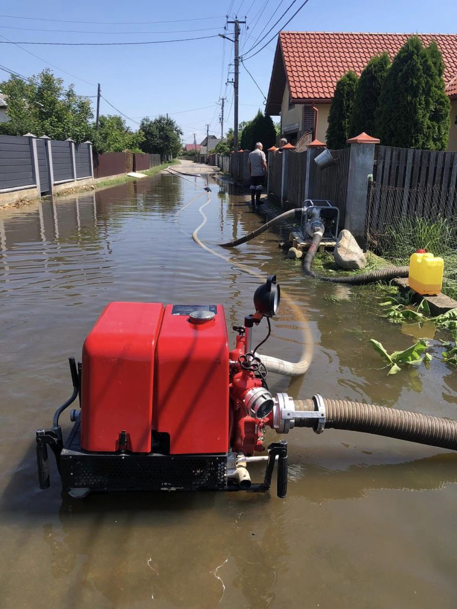Комунальники та рятувальники продовжують відкачувати воду
