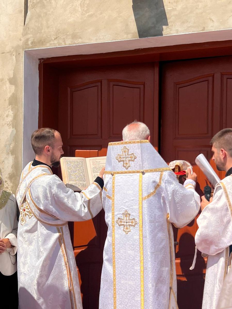 Після урочистого богослужіння у святині лунала подяка всім причетним до побудови храму