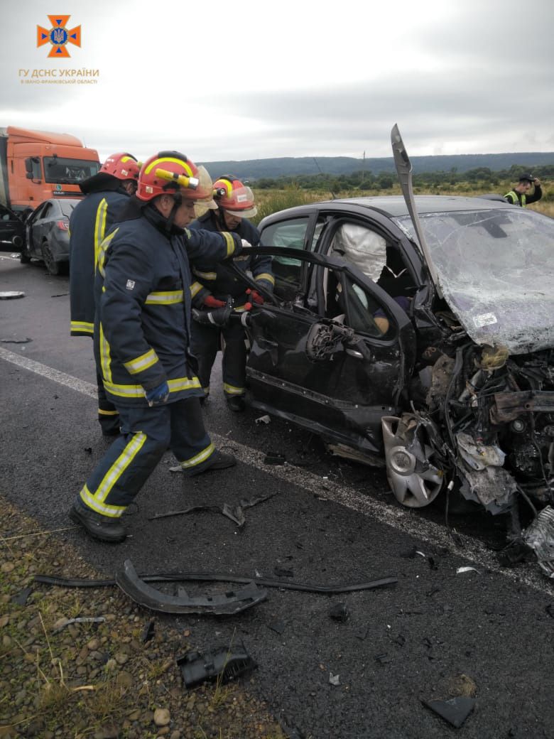 Загиблого довелося "вирізати" з автівки