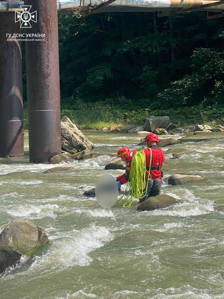 Обставини даної події та причина смерті встановлюються правоохоронцями.