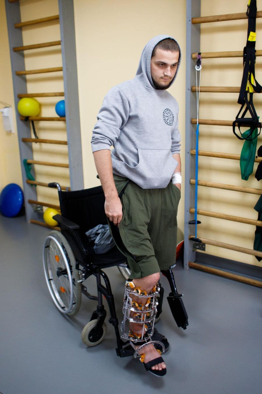 Якби швидше вилікували, то повернувся б на Схід, щоби помститися за смерть брата і багатьох знайомих.