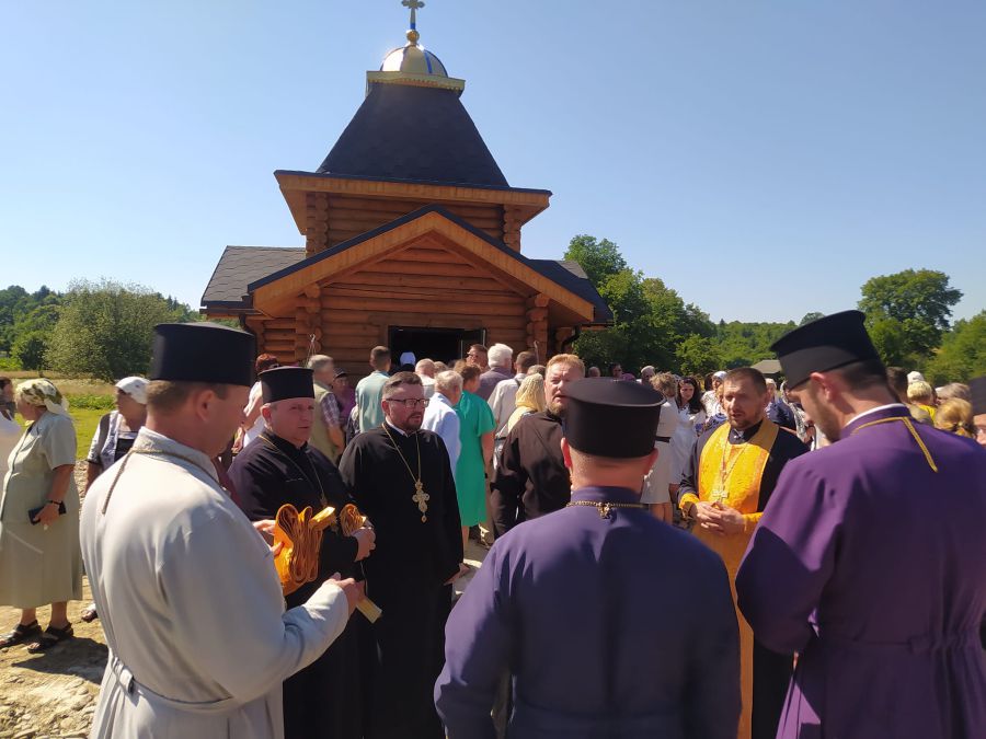 Каплиця зведена за кошти сімей Бутусіних, Ільківих та Романишиних. Фото: Федір Мороз, Віталій Чорненький