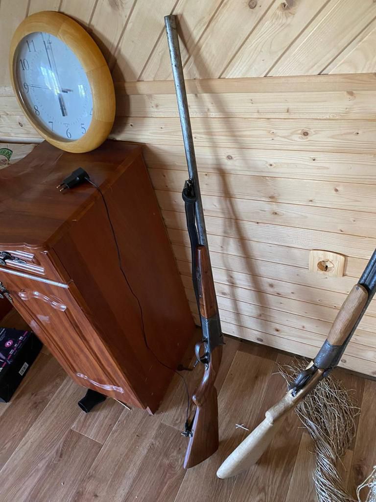 Під час обшуків вилучено чотири гладкоствольні рушниці, нарізний карабін, стартовий пістолет, ножі