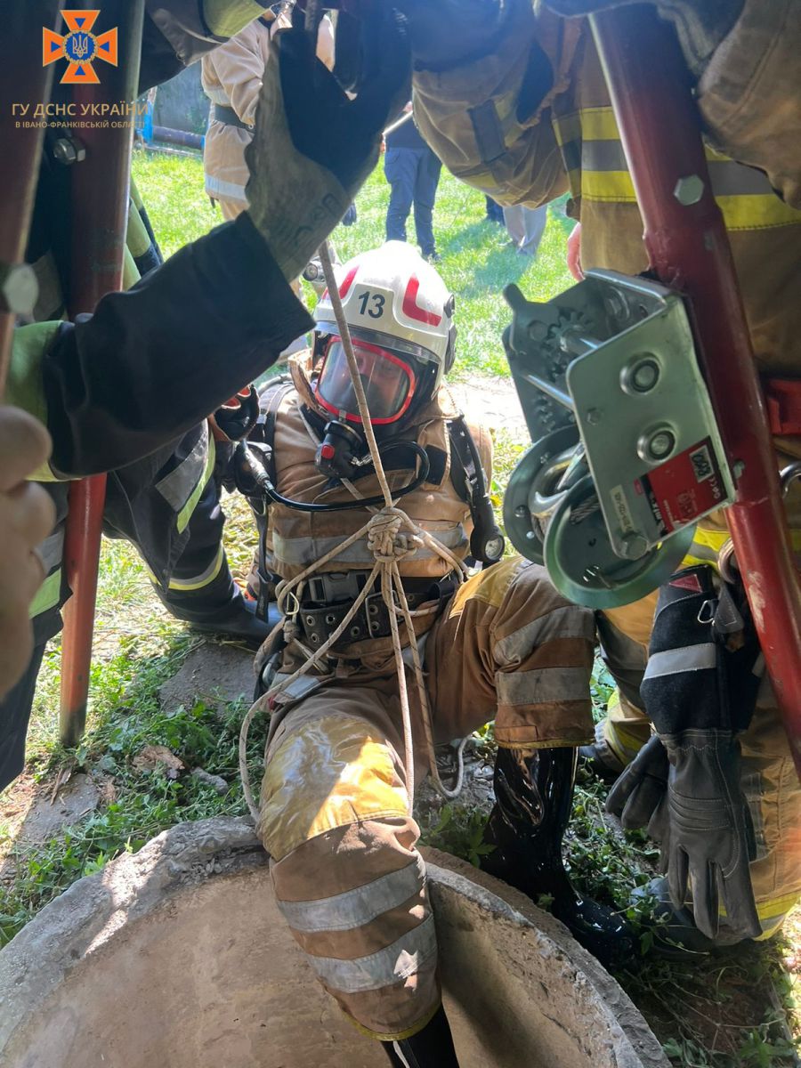 Рятувальники підняли тіло жінки на поверхню