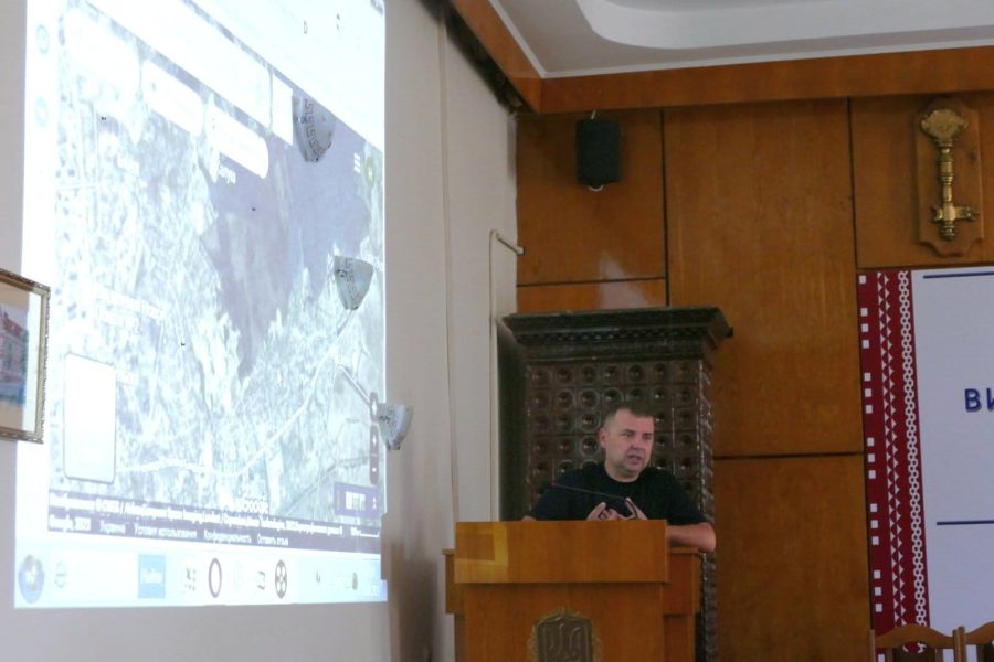 Частина Підгірок розташована у заниженій місцевості, і вода, фактично, не має куди стікати