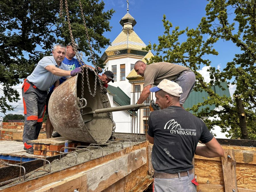 До будівництва долучились жителі села Голинь.