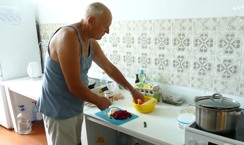 70-річний Микола Бондаренко готує борщ і мріє про Мир і Перемогу