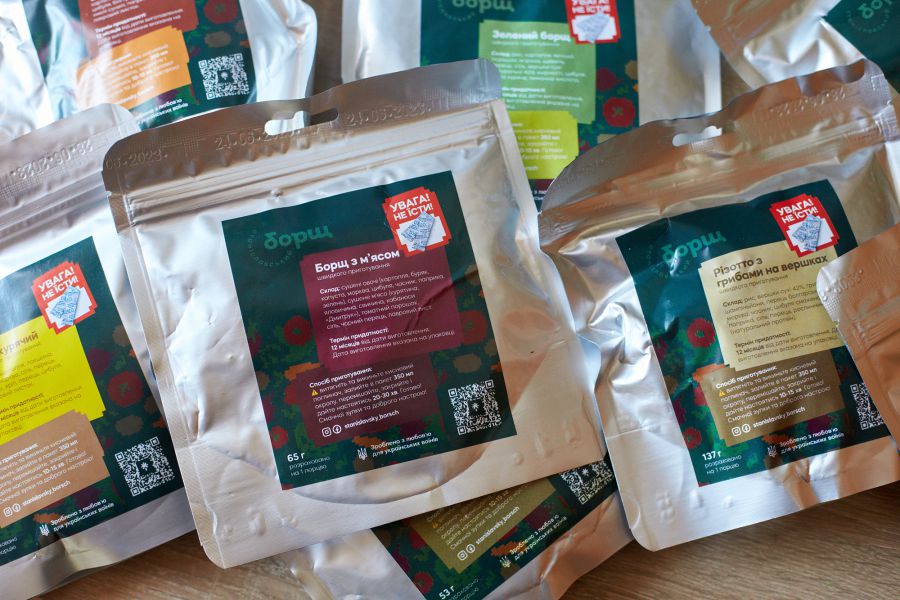 Волонтери виготовляють як індивідуальні упаковки, так і упаковки на компанію