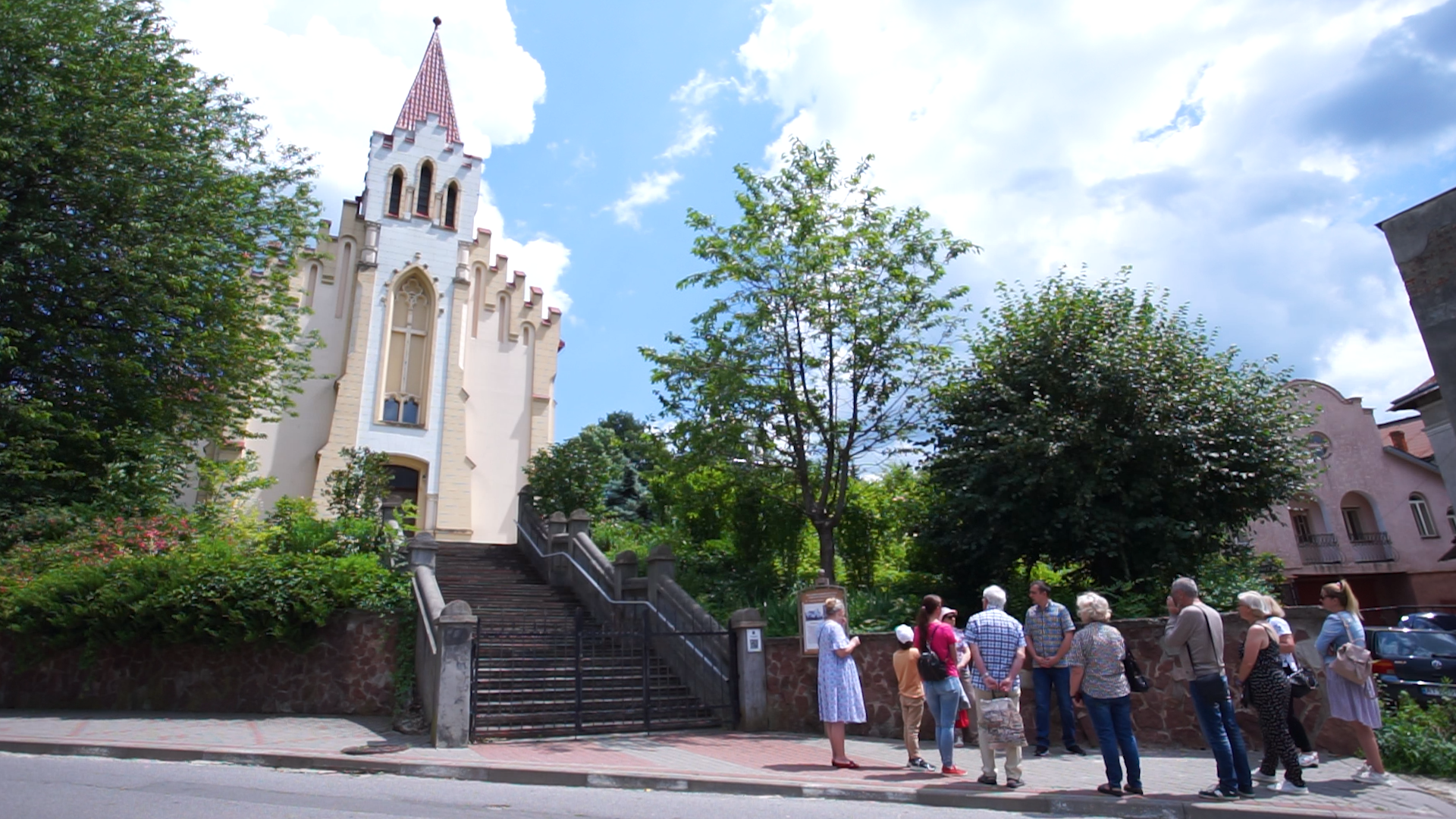Як свідчить досвід, найбільше люди цікавляться історичними будівлями
