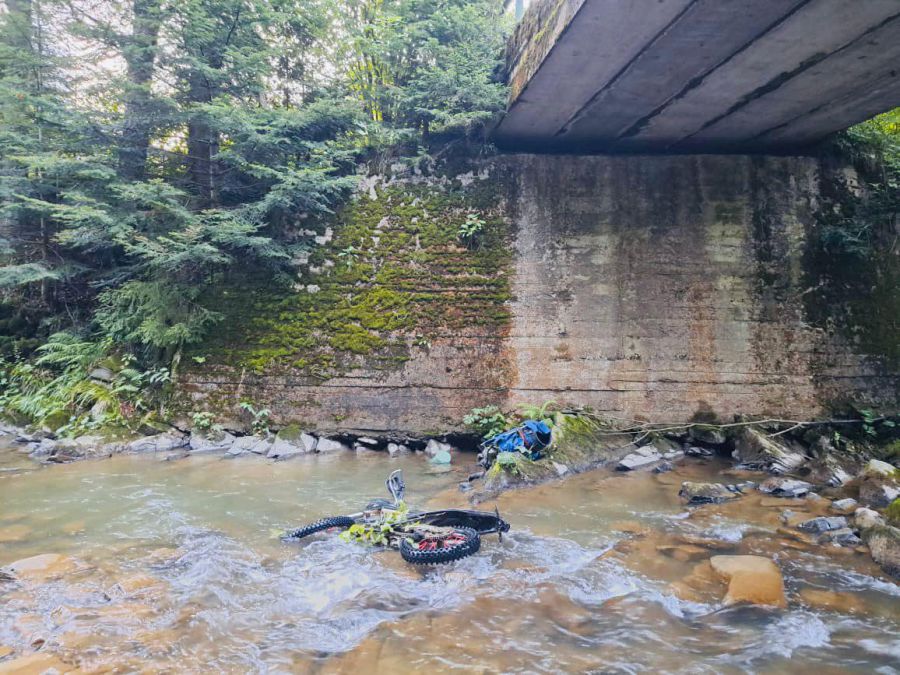 У результаті автопригоди неповнолітній, впавши в ріку, від отриманих травм помер