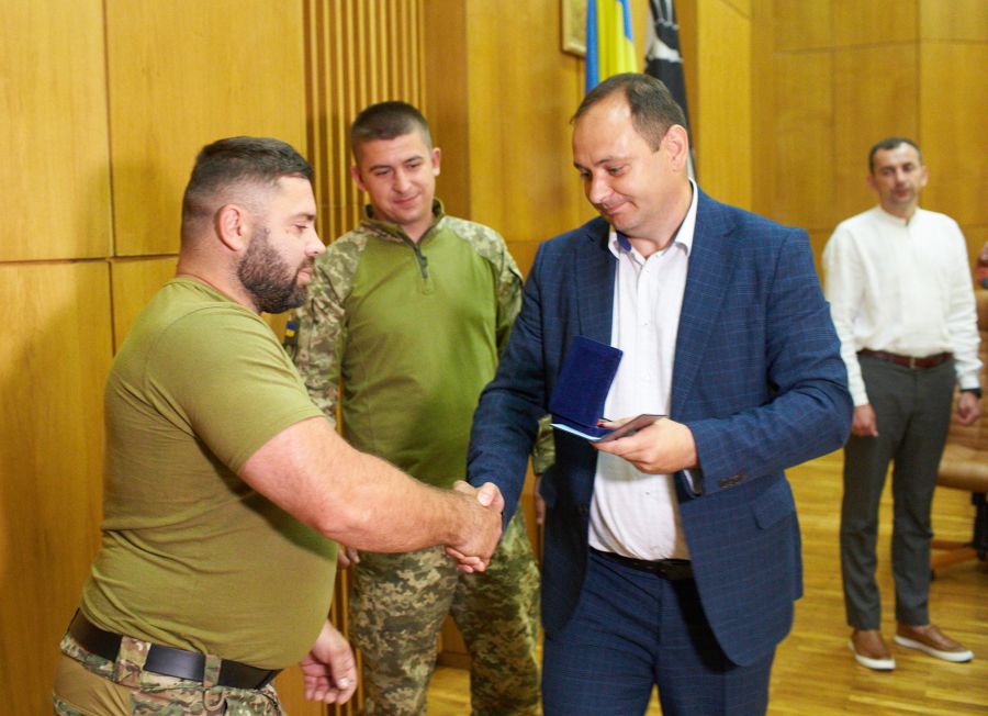 Будучи в складі евакуаційної групи вивіз з поля бою більше 30 поранених військовослужбовців