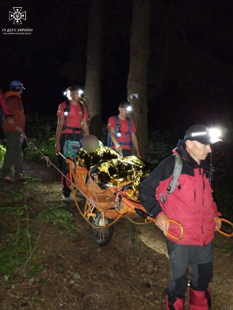 Рятувальники надали жінці домедичну допомогу.