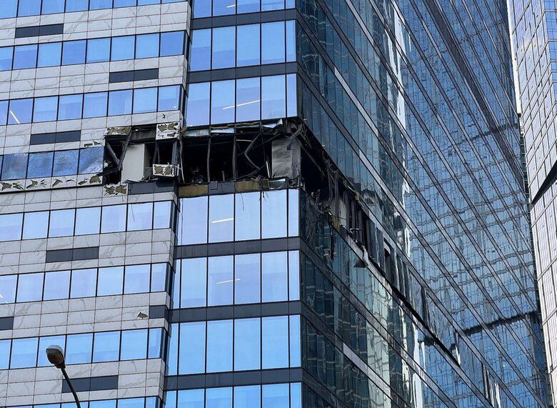 Безпілотник влучив у 50-поверхову будівлю