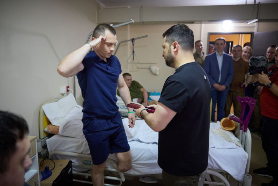 Військові подарували Президенту шеврони.