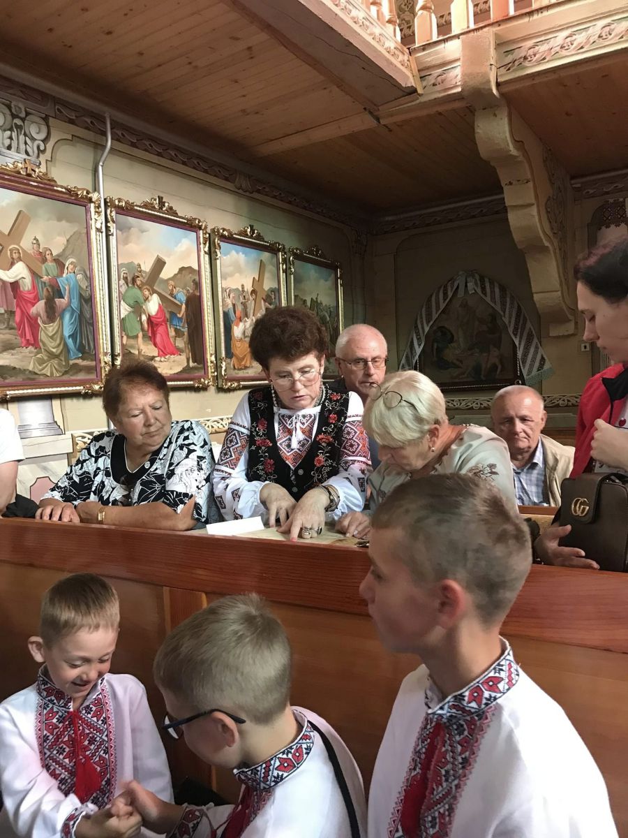 Дощ не став на заваді учасникам екскурсії, щоб пройтися останнім шляхом Франка