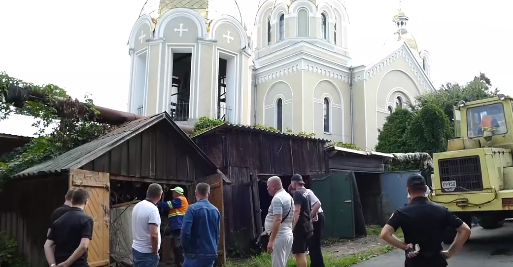 Три старі гаражі були завалені мотлохом та сміттям