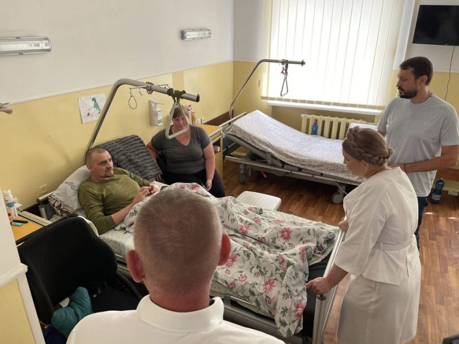 В Івано-Франківську Юлія Тимошенко відвідала лікарню, де перебувають на лікуванні військові. Фото: ВО "Батьківщина"