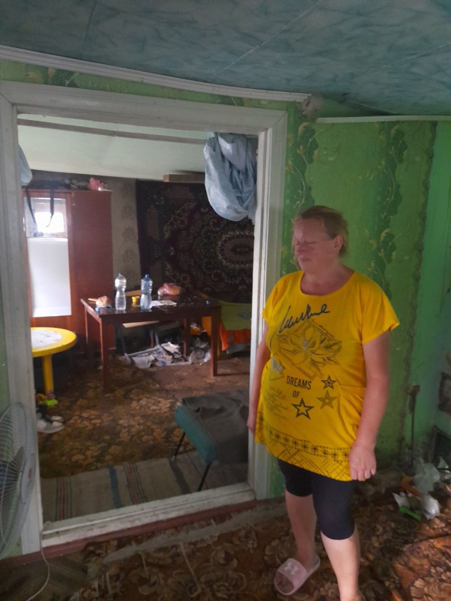 У будинку потрощений дах та розбита веранда