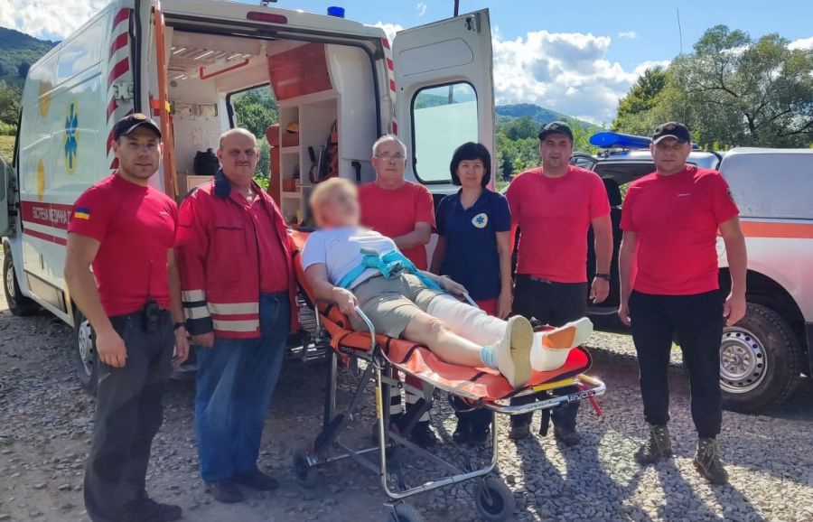 Постраждалу транспортували до автомобіля екстреної медичної допомоги