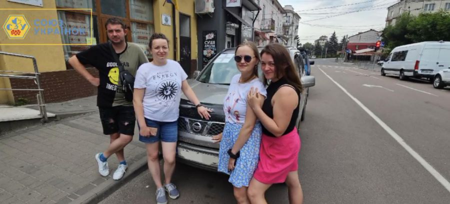 Волонтери Олександр і Максим вже доставили авто військовим