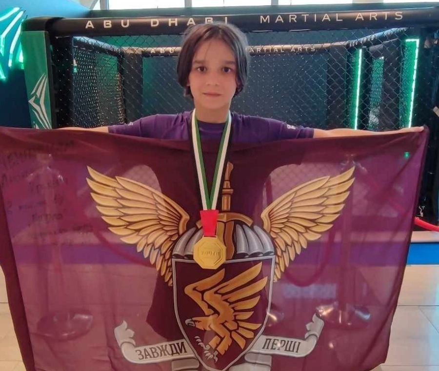 Фото Злати Клейн з прапором 95-ї бригади ДШВ облетіло всі соцмережі