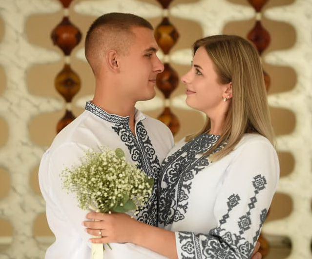 Весільне вбрання для дочки та її обранця мама вишивала у Маріуполі