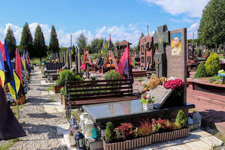 На Алеї Слави на міському кладовищі поховано 57 воїнів