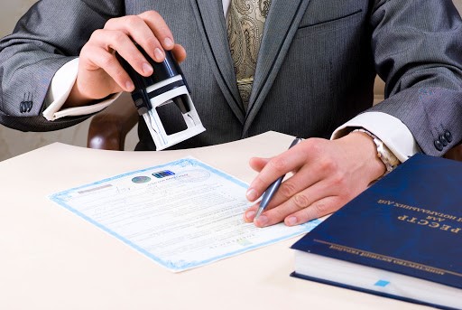 Ілюстративне фото. Снятинську міську раду зобов’язали оформити право власності на будівлі ліцею