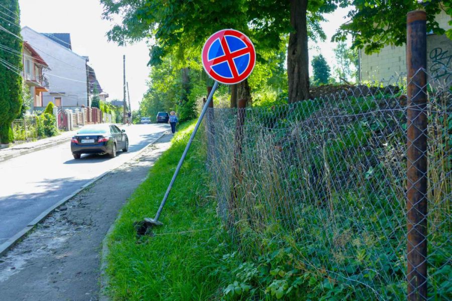 Невідомі пошкодили дорожній знак