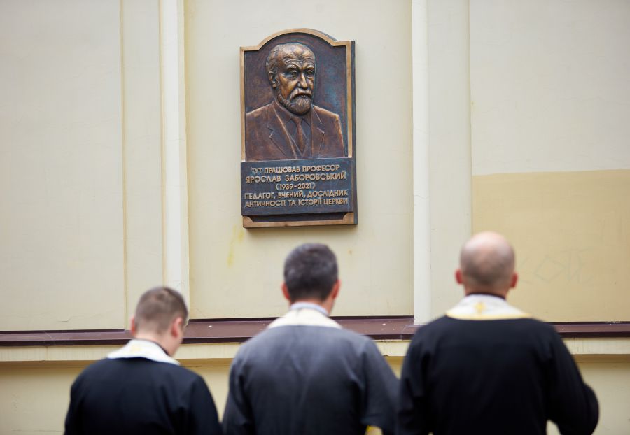 Ярослав Юрійович Заборовський — автор близько 100 наукових, науково-популярних і навчально-методичних публікацій